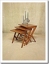 Vintage bijzettafeltjes ‘nesting tables’