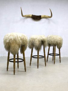 vintage barkrukken kruk schapenvacht country style barstools rustic living Spahn sheepskin stool barstool
