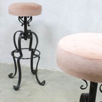 vintage kruk krukken velours velvet stool barstool pink metal