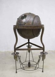 Hans Dullaart kunst steampunk Art Globe 'de verloren wereld'