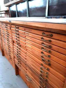 Industrial letter press drawers cabinet, vintage industriële zetkast ladekast letterkast