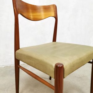 Vintage Deense eetkamer stoel teak wood dining chair model 71 Moller Danish
