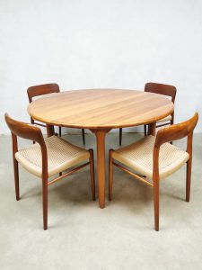 Vintage ronde Deense eetkamertafel Scandinavian dining table