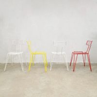 Eighties vintage metal wire chairs metalen draad stoelen 'Color blocking' stacking stapelbaar