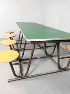 vintage eetkamertafel linoleum industrial creactive table eetkamer tafel industrieel krukken handen arbeid tafel