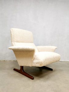 midcentury Danish design armchair boucle Deense lounge fauteuil sheepskin