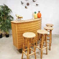 Sixties complete set Tiki bar stools cabinet vintage riet bamboe design cocktailbar
