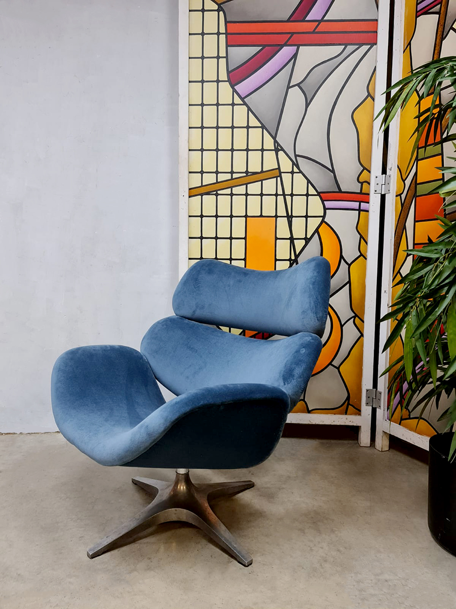 Vintage design swivel chair draaifauteuil Enrico Wallès Romefa 'Magestic blue velvet'