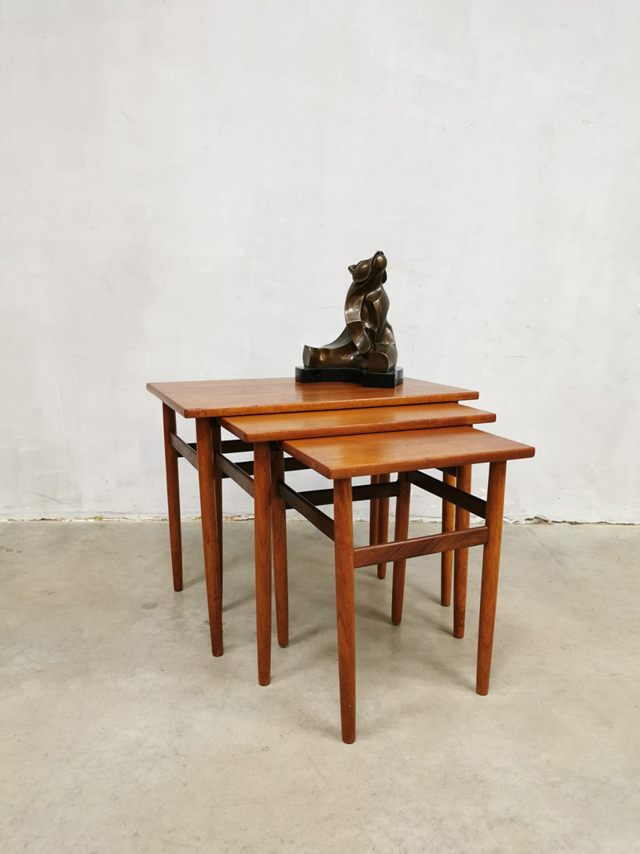 Midcentury Danish design mimiset nesting tables bijzettafels 'Teak minimalism'