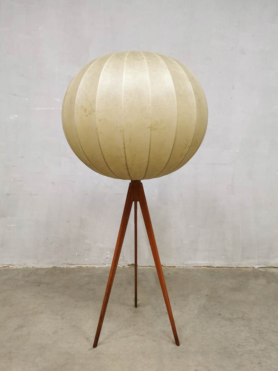 Midcentury vintage design tripod teak floor lamp vloerlamp 'Cocoon'
