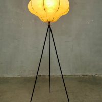 Vloerlamp design Achille Castiglioni style Cocoon tripod floor lamp vloerlamp