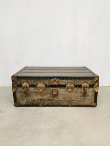 Antieke hutkoffer industrial luggage trunk case industrieel