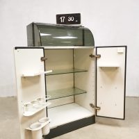 Vintage industrial medical cabinet industriële medicijnenkast