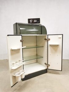Vintage industrial medical cabinet industriële medicijnenkast