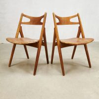 Midcentury red dining chairs vintage eetkamerstoelen Sawbuck CH29 H. Wegner