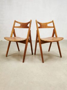 Midcentury red dining chairs vintage eetkamerstoelen Sawbuck CH29 H. Wegner