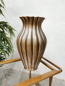 Vintage brutalist hammered copper vase vaas_02