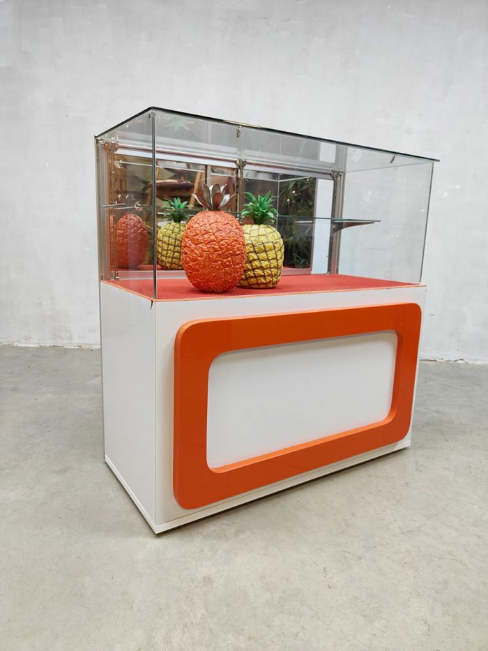 Vintage space age shop counter display cabinet ‘Groovy 70’s’ | Bestwelhip