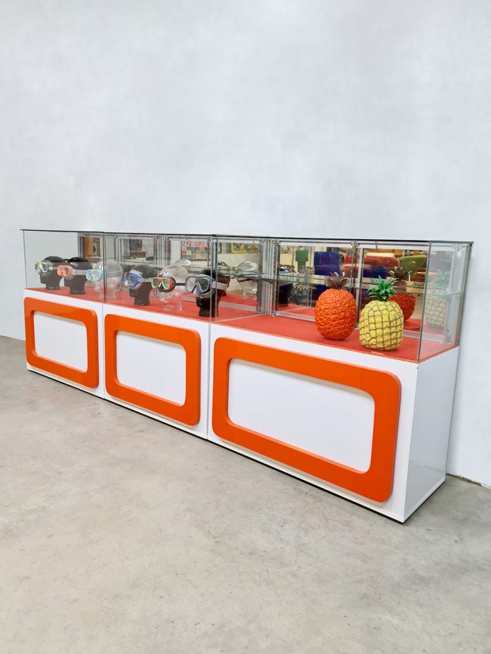 Vintage space age shop counter display cabinet ‘Groovy 70’s’ | Bestwelhip