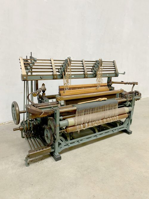 Antique weaving loom Antiek weefgetouw