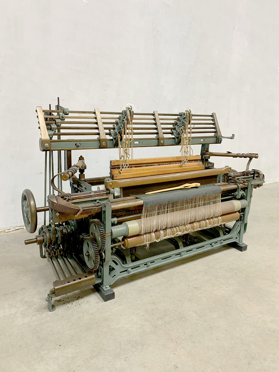 Antique weaving loom Antiek weefgetouw