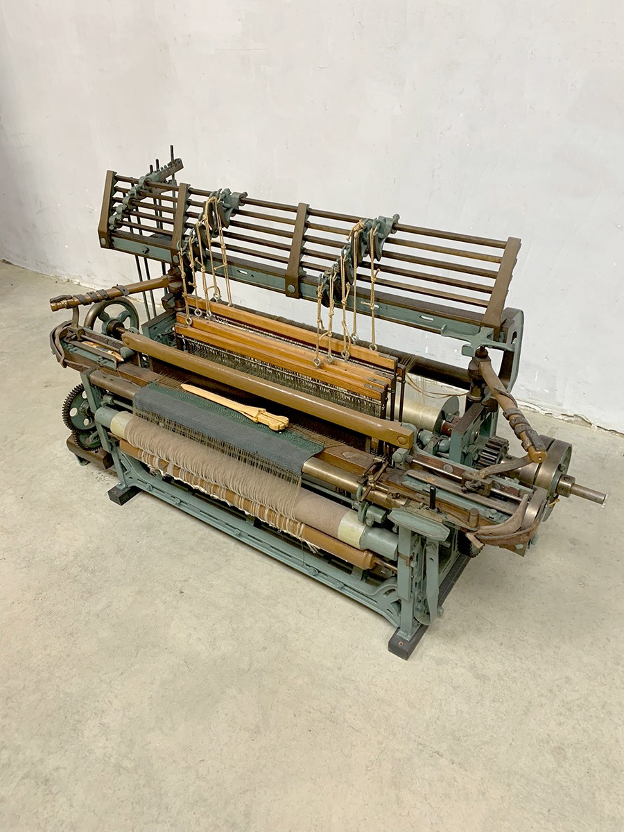 Vintage weaving loom Antiek weefgetouw