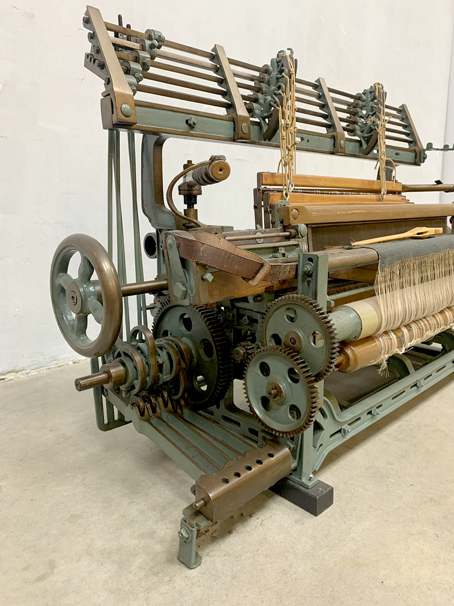 Antique weaving loom Antiek weefgetouw