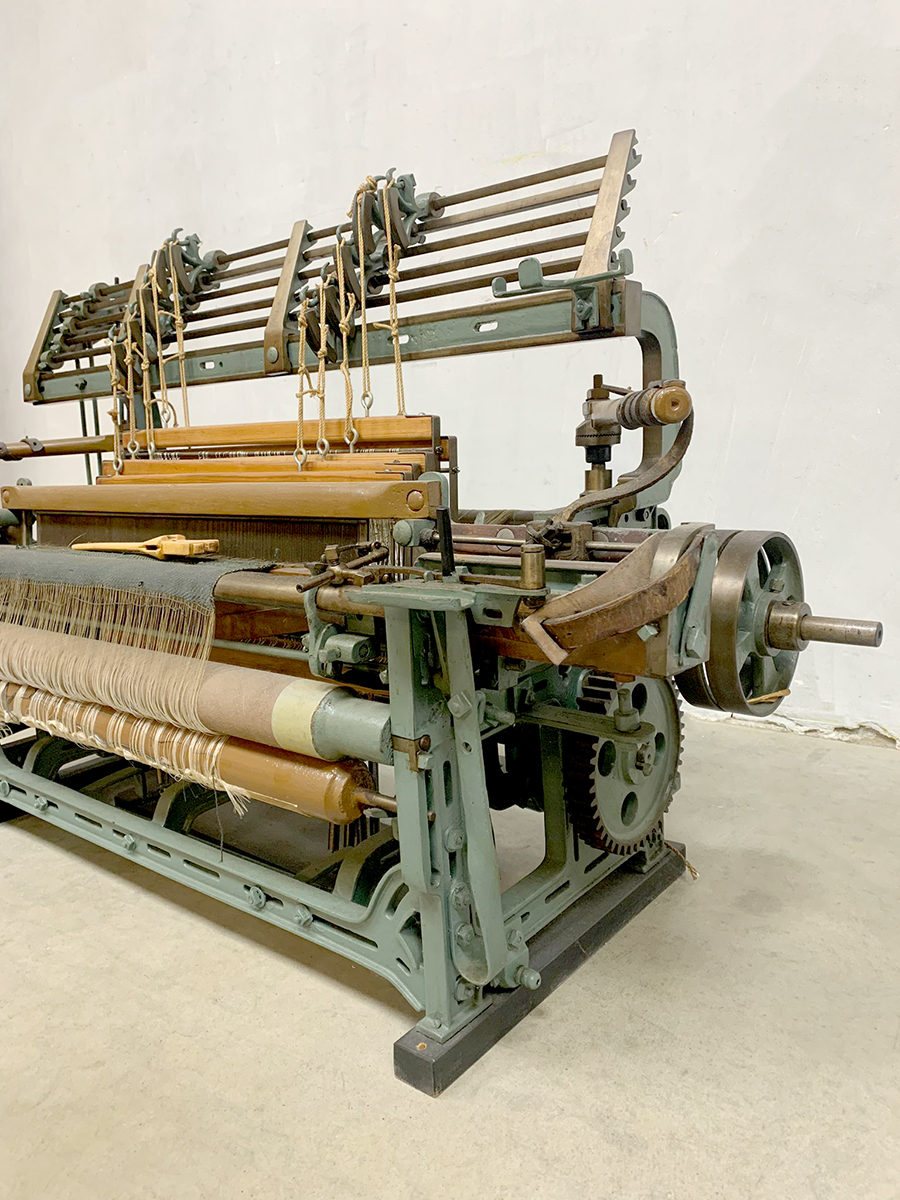 Vintage weaving loom Antiek weefgetouw