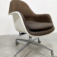 Vintage design fiberglass shell office chair highback bureaustoel by Ray & Charles Eames for Herman Miller EC175 1977 USA