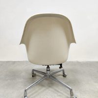 Vintage design fiberglass shell office chair highback bureaustoel by Ray & Charles Eames for Herman Miller EC175 1977 USA