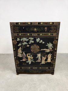Decorative Chinese side cabinet chest of drawers Aziatische kast 'Chinoiserie'