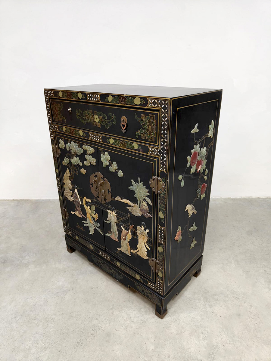 Decorative Chinese side cabinet chest of drawers Aziatische kast 'Chinoiserie'