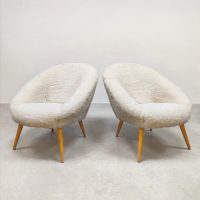 Midcentury interior design sheepskin club chairs easy chairs lounge fauteuils schapenvacht