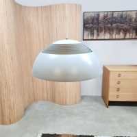 Midcentury interior design AJ Royal pendant lamp lamellen hanglamp Arne Jacobsen Louis Poulsen