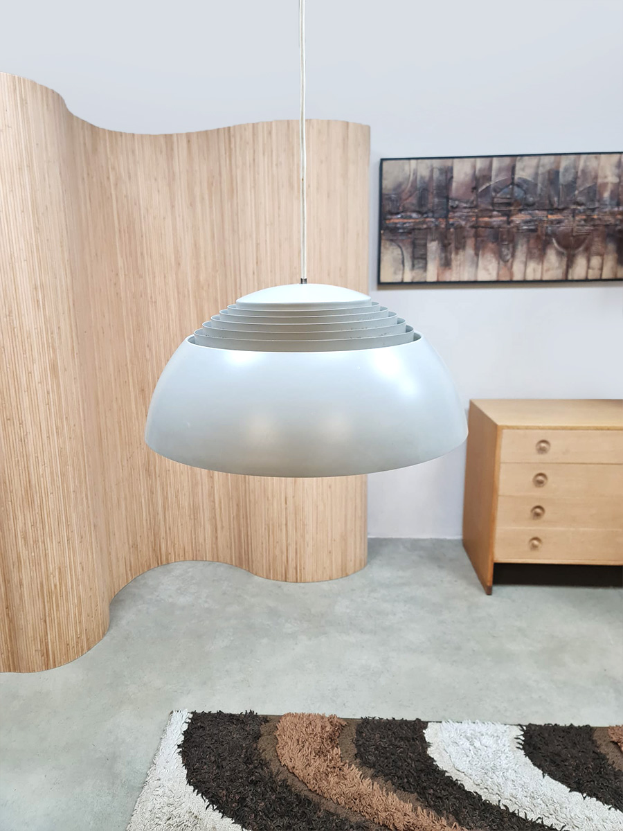 Midcentury interior design AJ Royal pendant lamp lamellen hanglamp Arne Jacobsen Louis Poulsen