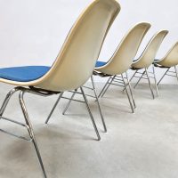 Midcentury design fiberglass DSX chairs eetkamerstoelen Vitra Eames Herman Miller