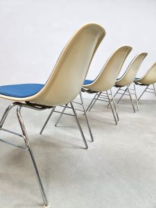 Midcentury design fiberglass DSX chairs eetkamerstoelen Vitra Eames Herman Miller