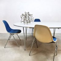 Vintage interior design fiberglass DSX chairs eetkamerstoelen Vitra Eames Herman Miller