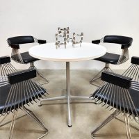 Midcentury interior design round Contract table ronde eetkamertafel Vitra Eames