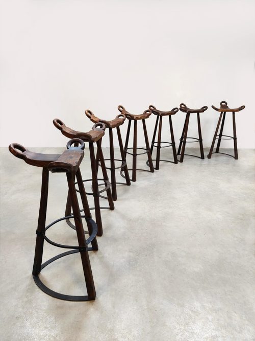 Vintage rare brutalist set of 8 Spanish barstools barkrukken 'Hoefijzer'