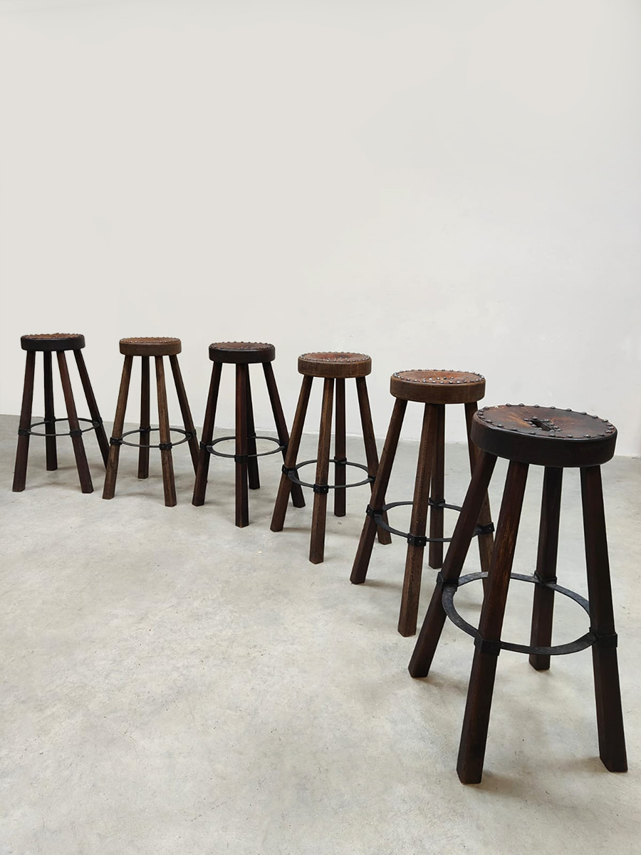 Midcentury interior design Spanish leather barstools leren barkrukken kruk 'Brutalism'