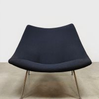 Midcentury interior design Artifort 'Oyster' lounge chair fauteuil Pierre Paulin F157