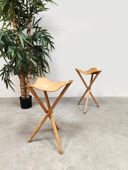 Midcentury interior design folding hunting chairs stools leren vouwkrukken stoelen 1960s