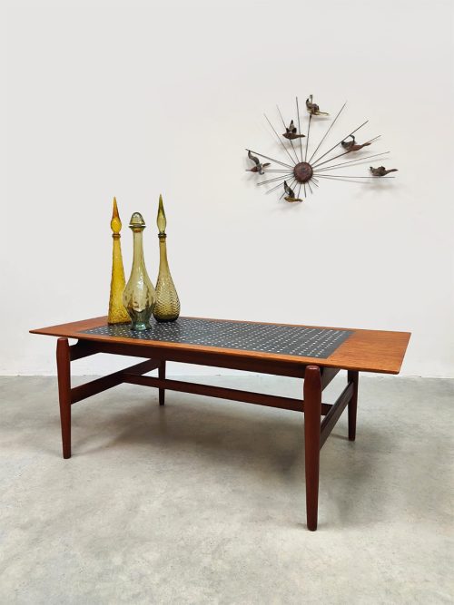Vintage interieur styling Danish design teak & tile coffee table Deense hout & tegel salontafel
