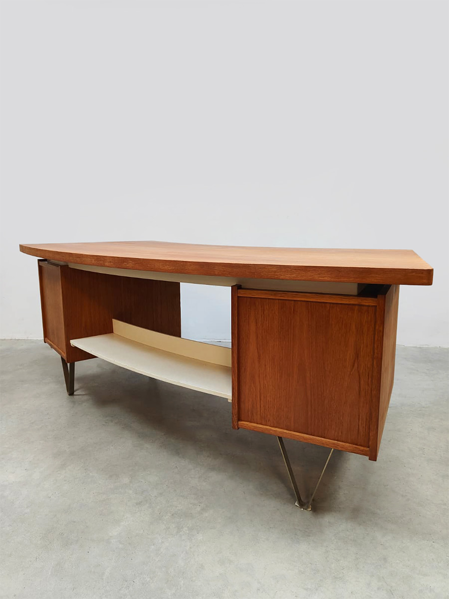 Vintage interior design Dutch design writing desk bureau Cees Braakman ‘Boomerang’ Vintage interior design Dutch design writing desk bureau Cees Braakman ‘Boomerang’