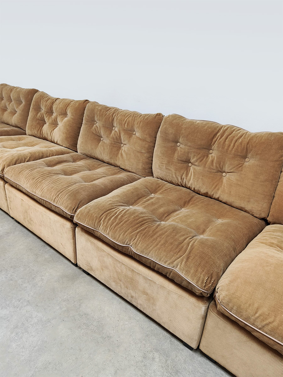 Midcentury interior design modular corduroy rib sofa modulaire elementen lounge bank ‘Sahara brown’
