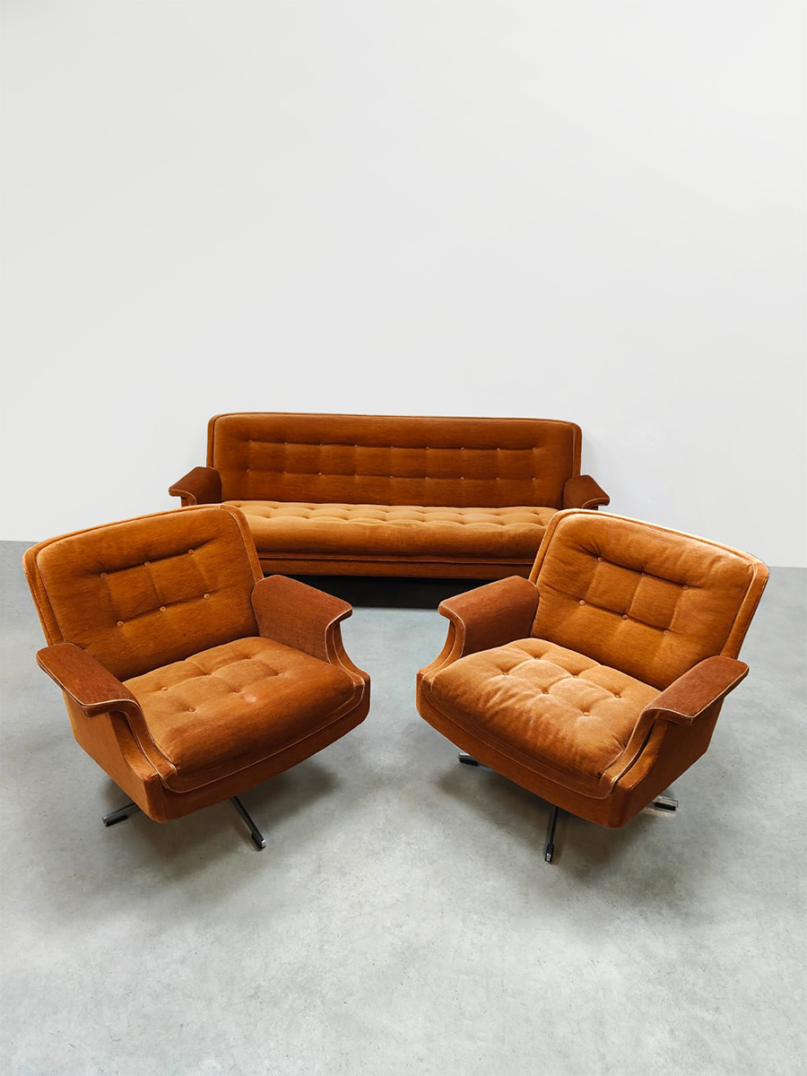 Vintage interior design lounge swivel arm chairs & sofa draaifauteuils & bank 'Madmen style'