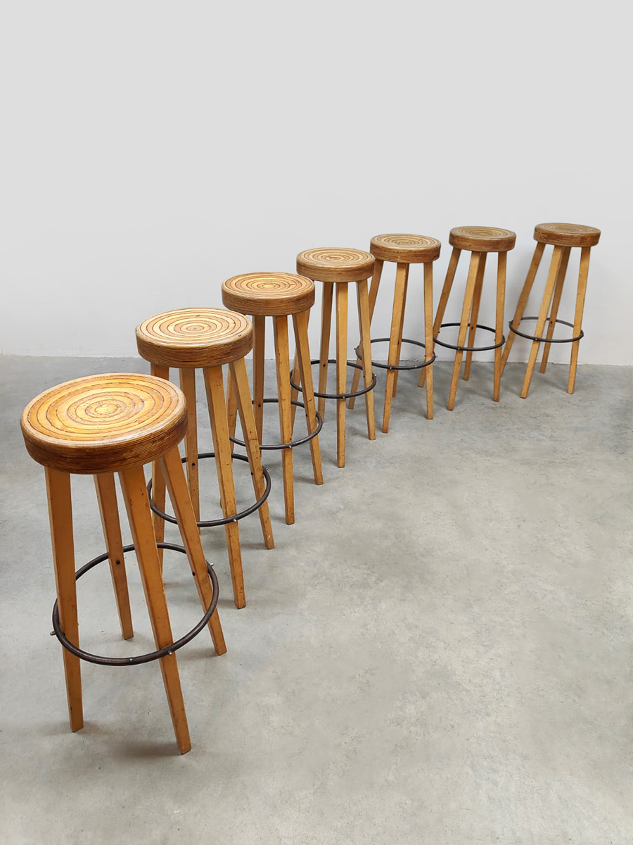 Vintage design wooden barstools houten barkukken 'Swirl'