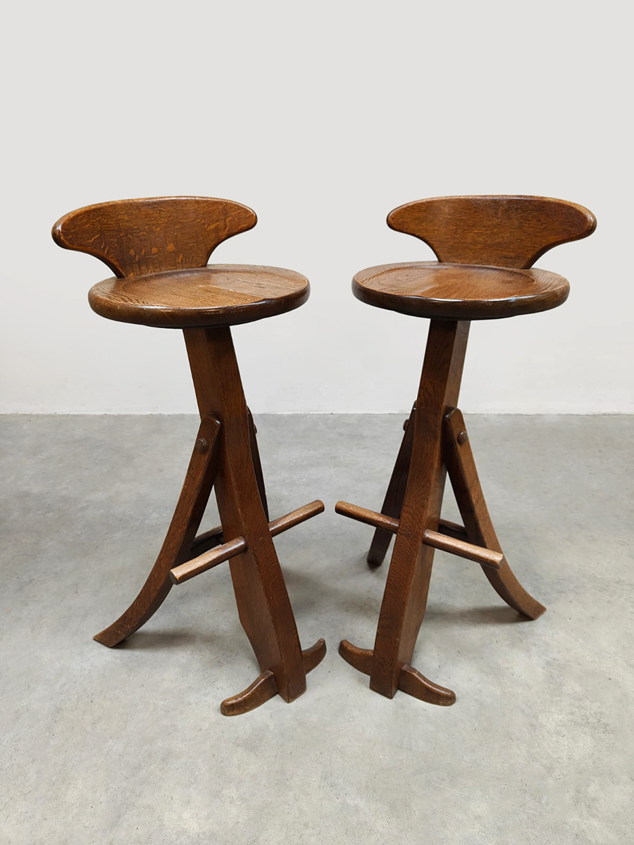 Midcentury interior design brutalist wooden bar stools houten barkrukken 1960