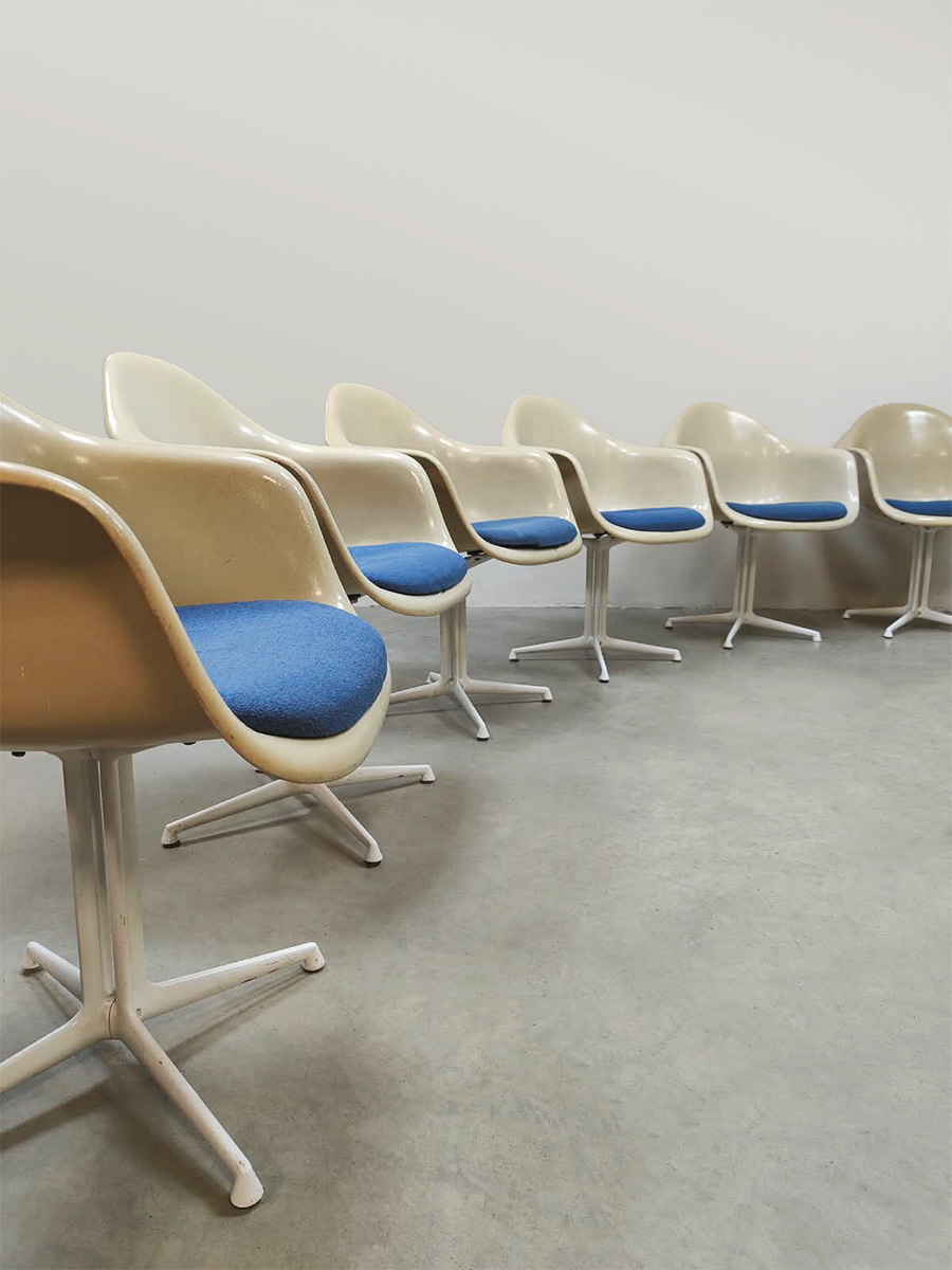 Midcentury interior design fiberglass la Fonda chairs dining set stoelen eetkamerset Charles & Ray Eames Herman Miller